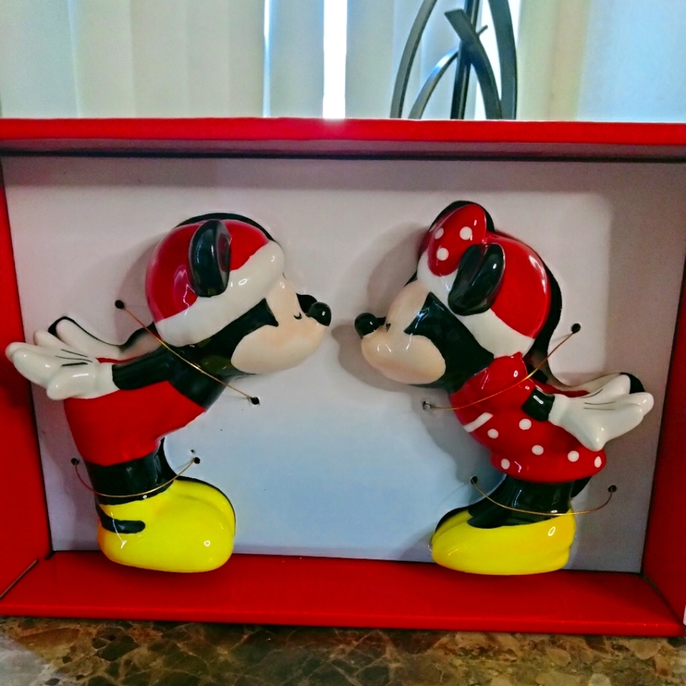 Mickey Mouse and Minnie Mouse salt and pepper shakers.